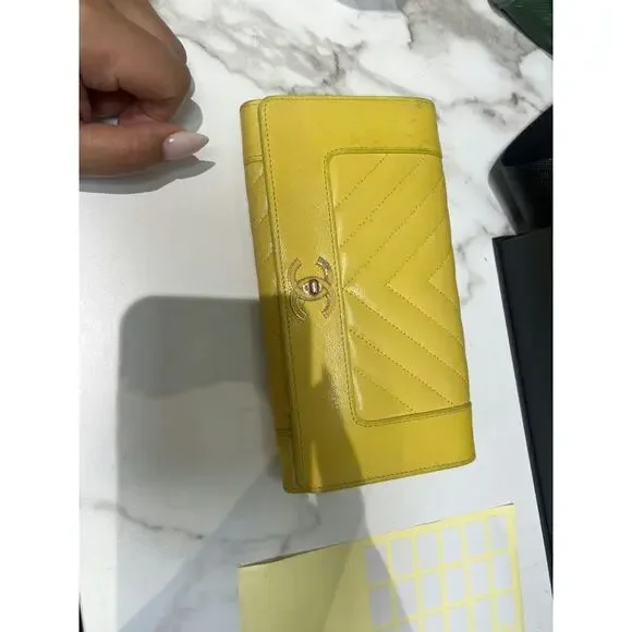 Chanel Chevron Wallet in Yellow Caviar Leather Good Condition Dustbag and Box - Picture 2 of 4